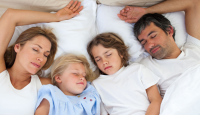 睡觉时枕边有这6种东西，可能让你健康大打折扣！